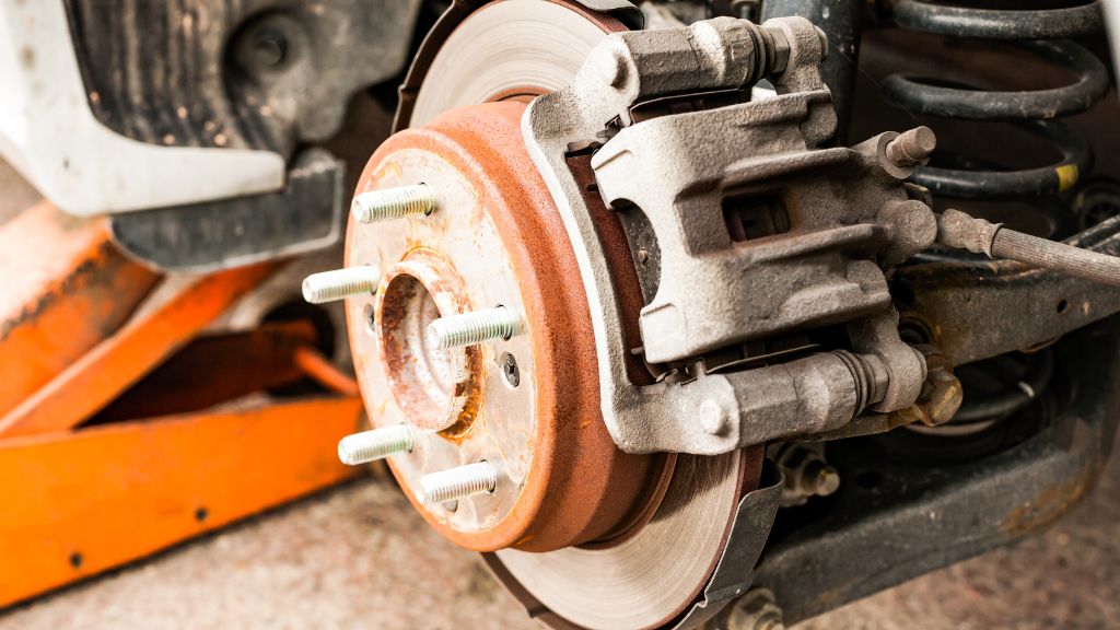 丁寧に行われる研磨作業