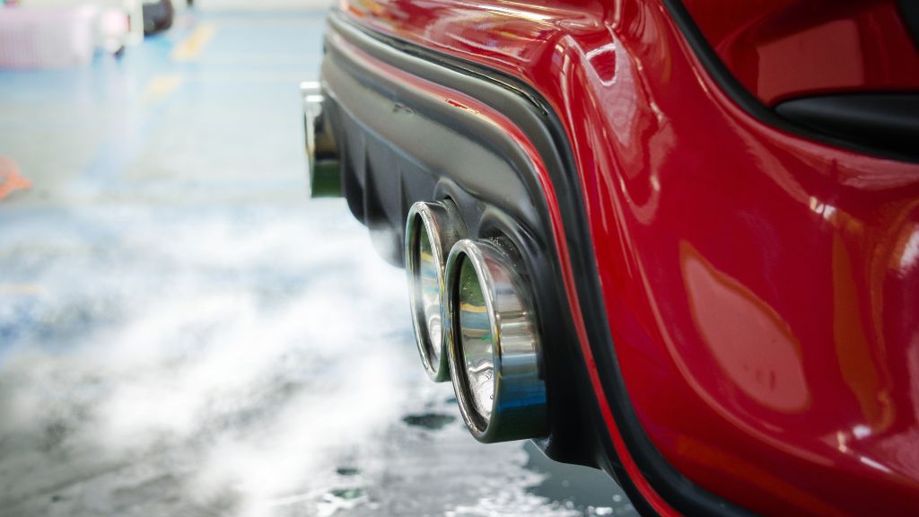 「白い車に黒い汚れ」正体は？：ホコリ・排気ガスなどが固着したもの