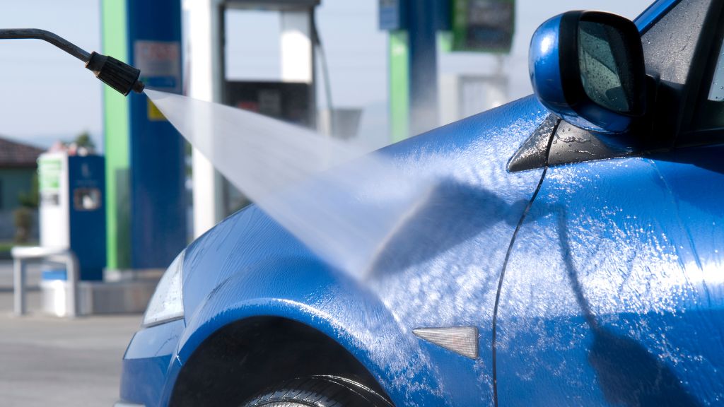 「白い車に黒い汚れ」取り除く4つの方法：まずは水と柔らかい布で落としてみる