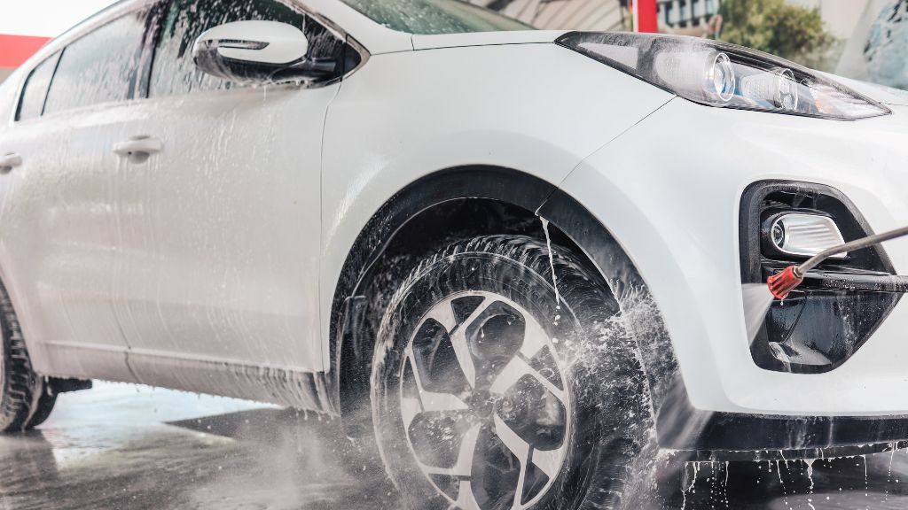 「白い車に黒い汚れ」正体は？：洗車後の洗剤に含まれる成分