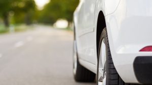 【白い車の黒い汚れ、正体は？】取り除く方法4選＆予防する方法3選