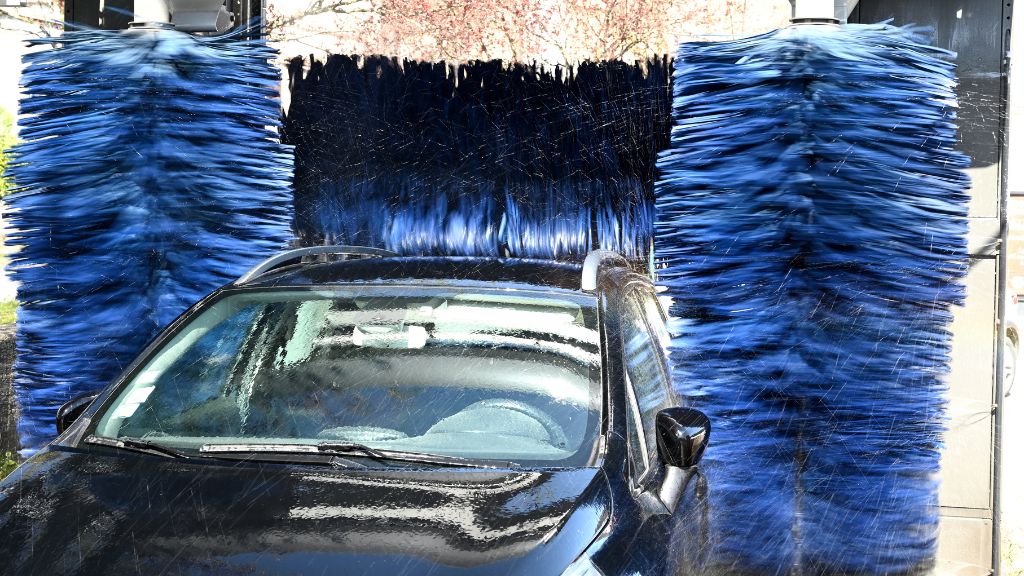 【ガソリンスタンドの洗車│機械と手洗いどっちがいい？】メリット・デメリット比較と費用・注意点まで解説