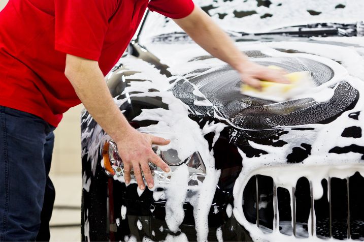こまめに洗車して汚れの固着を防ぐ