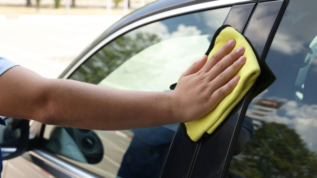 定期的な洗車で固着を防ぐ