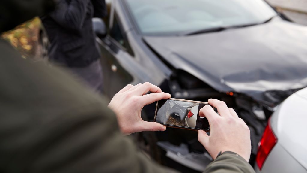 1. 事故の状況記録と関係者の連絡先交換