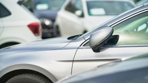 【中古車にガラスコーティングは必要か?】必要派・不要派の意見を紹介!費用相場も解説