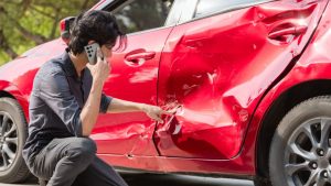 【車をぶつけた!】どう対応する?│傷の直し方やぶつけた場合の注意点も解説