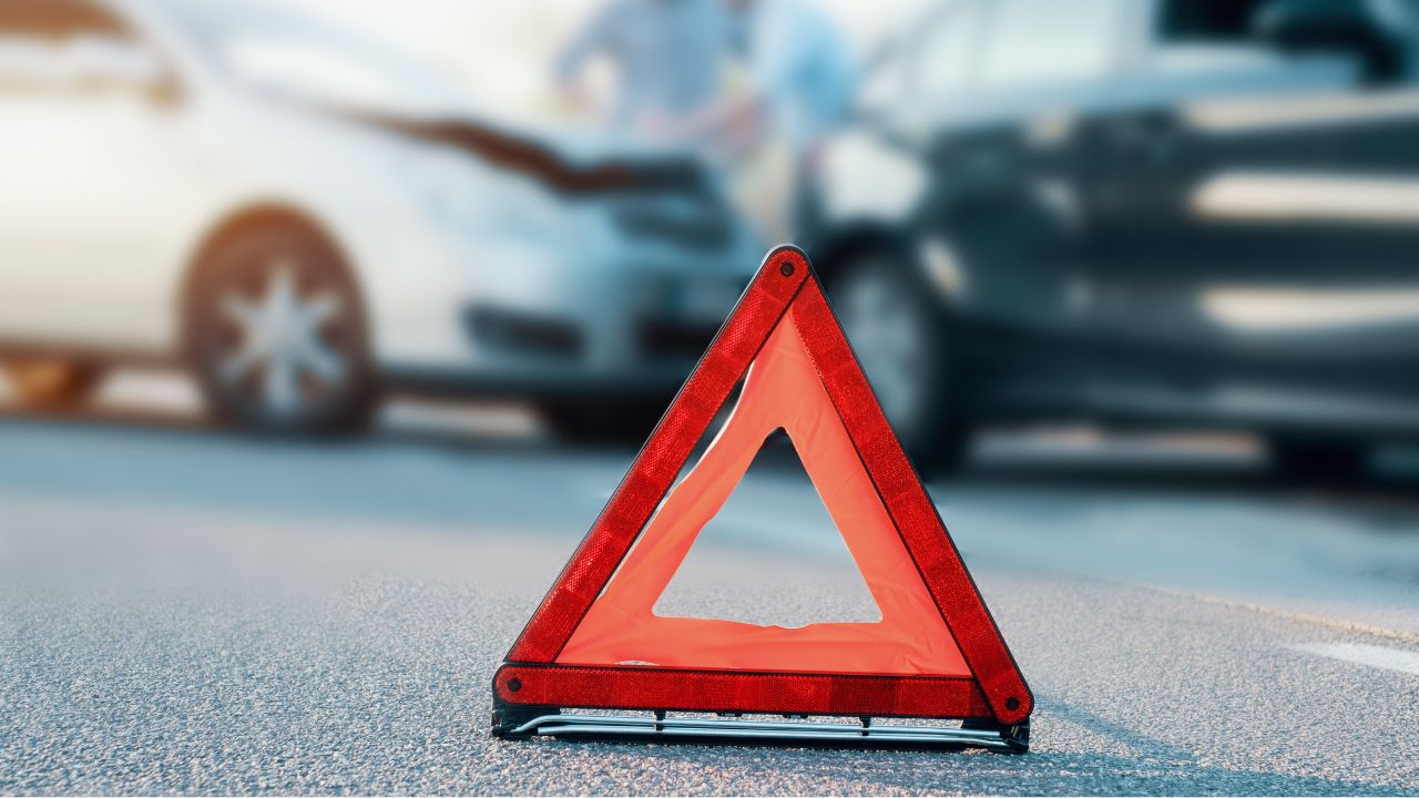 車をぶつけたら、まずは安全確認から。三角板を利用して二次的な事故を防ぐ