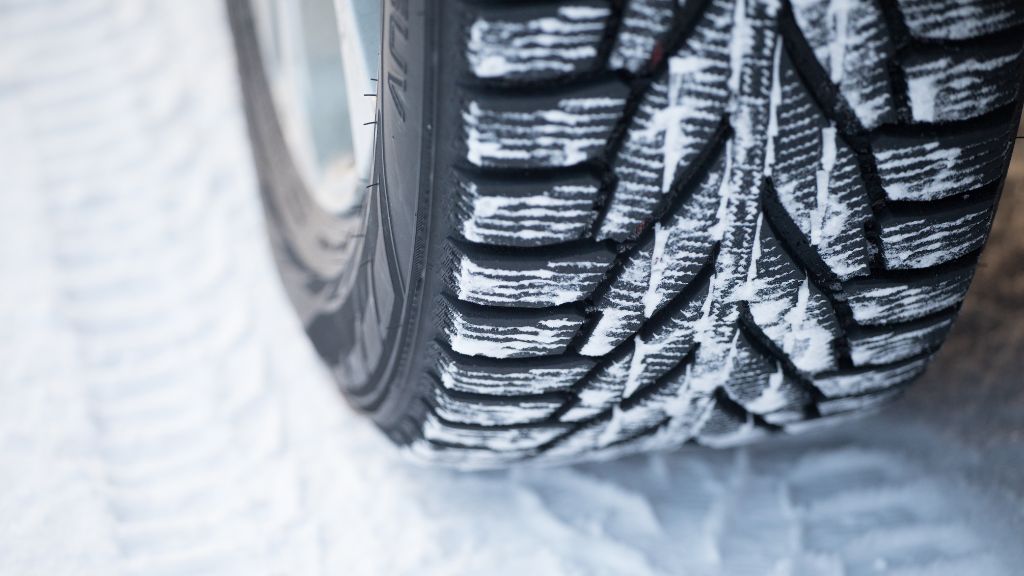 そもそもスタッドレスタイヤとは？必要なの？