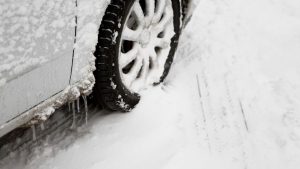 【冬の洗車】汚れる理由と対策を解説「拭き取りしないでいい?」など、よくある疑問にも回答