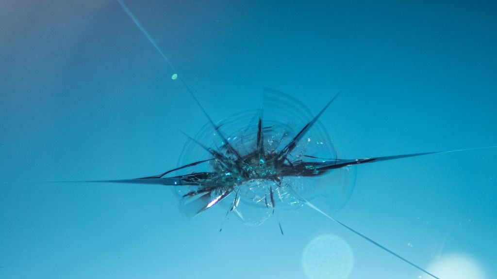 飛び石でフロントガラスにヒビが入ったとき、車検に通る？