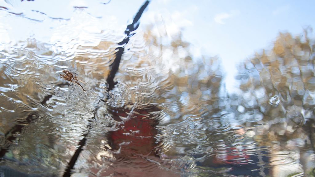 ガラス面の水を排除できなくなり視界が悪くなる