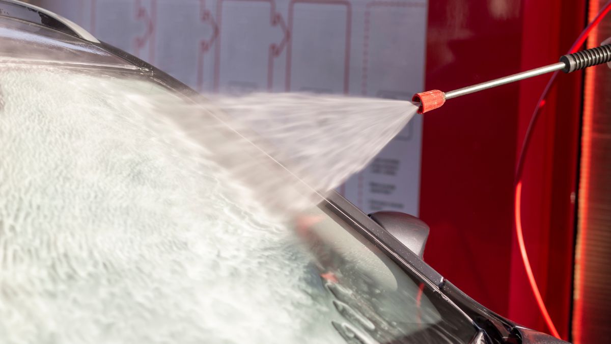 ワイパーの音が鳴る・うるさい5つの対策：適度なタイミングで洗車して拭き上げる