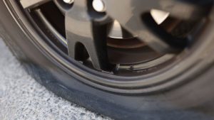 タイヤを限界まで使うのはNG？スリップサインが出てから？バーストの前兆と原因も解説