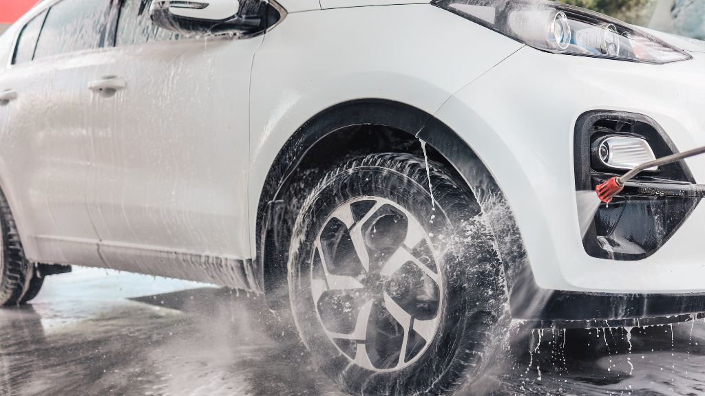 「車をピカピカにする方法」5つ紹介│コーティングの種類や業者の選び方も解説