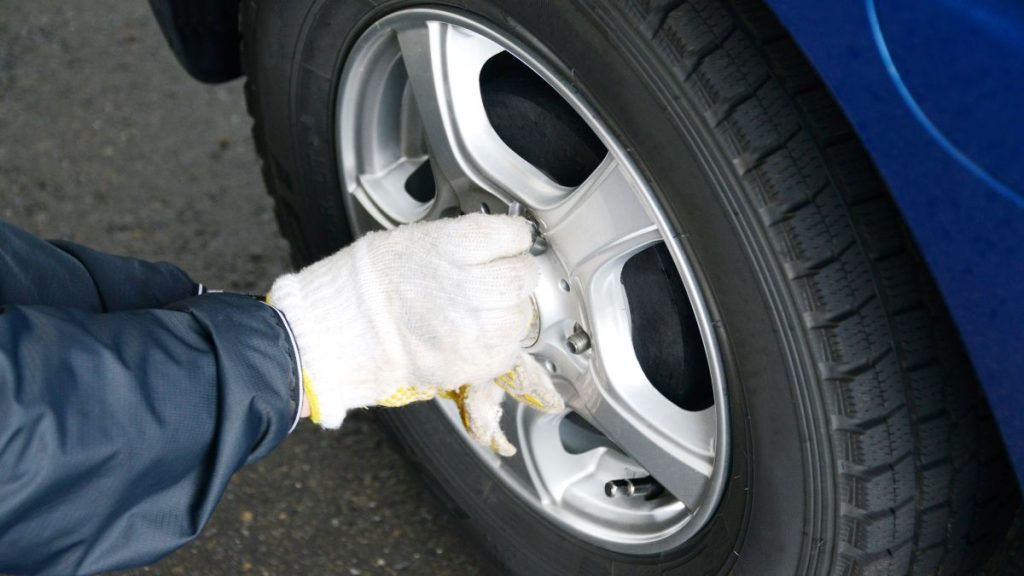 タイヤは給油時など定期的な確認で安全運転を