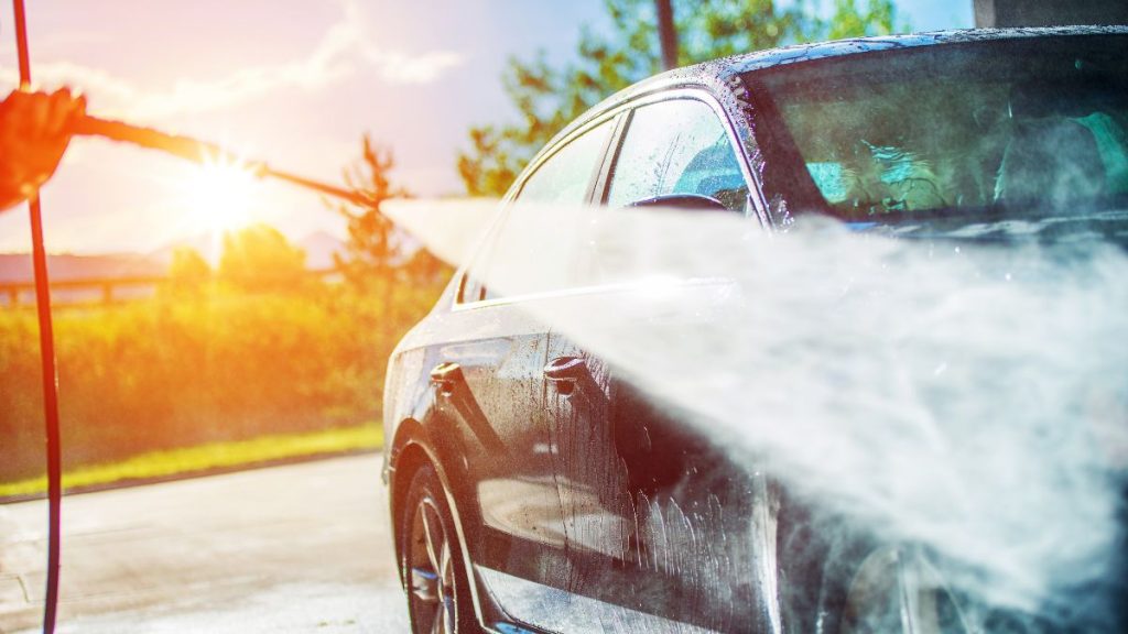 車をピカピカにしたい人が知っておきたい注意点：晴れの日の洗車・ワックスやコーティングを避ける