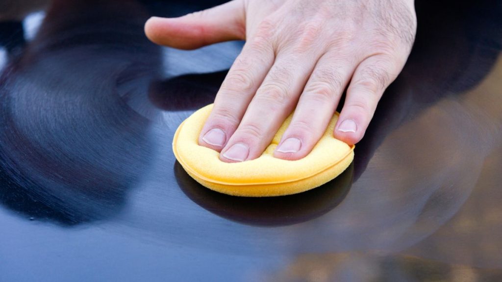 洗車キズの消し方：ワックスを塗布する