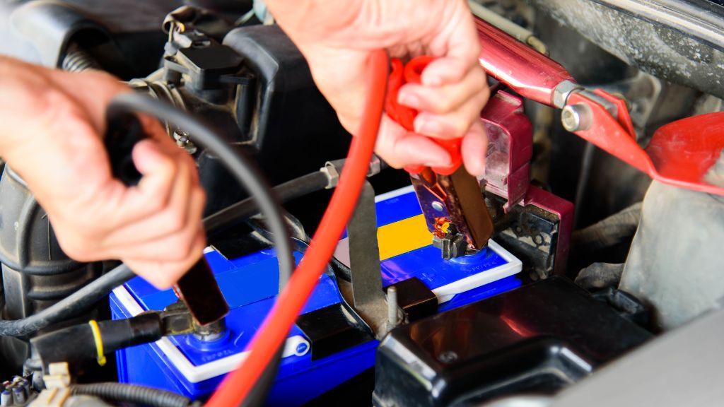 「バッテリー上がりはガソリンスタンドで修理できる?」料金・その他の対処法も解説
