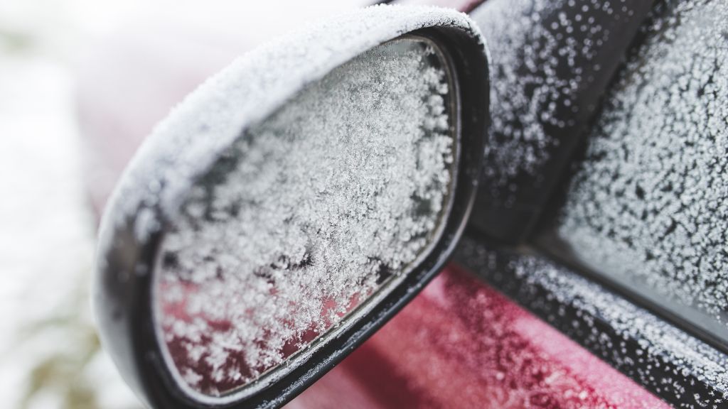 【雪の時期の車の汚れ・気になる白い汚れ】原因は？洗い方は？事前に防ぐ方法も解説