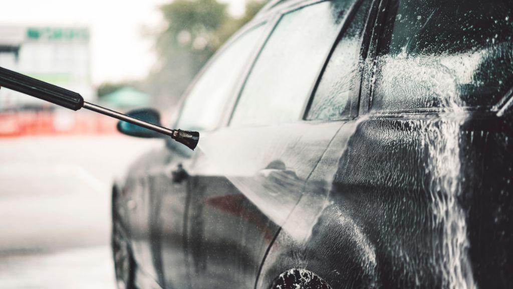 高圧洗浄で固着した汚れも洗い流す