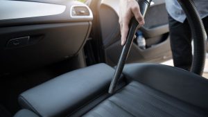 ガソリンスタンドの掃除機の使い方を解説│車内を綺麗にするコツや疑問点・注意点も紹介