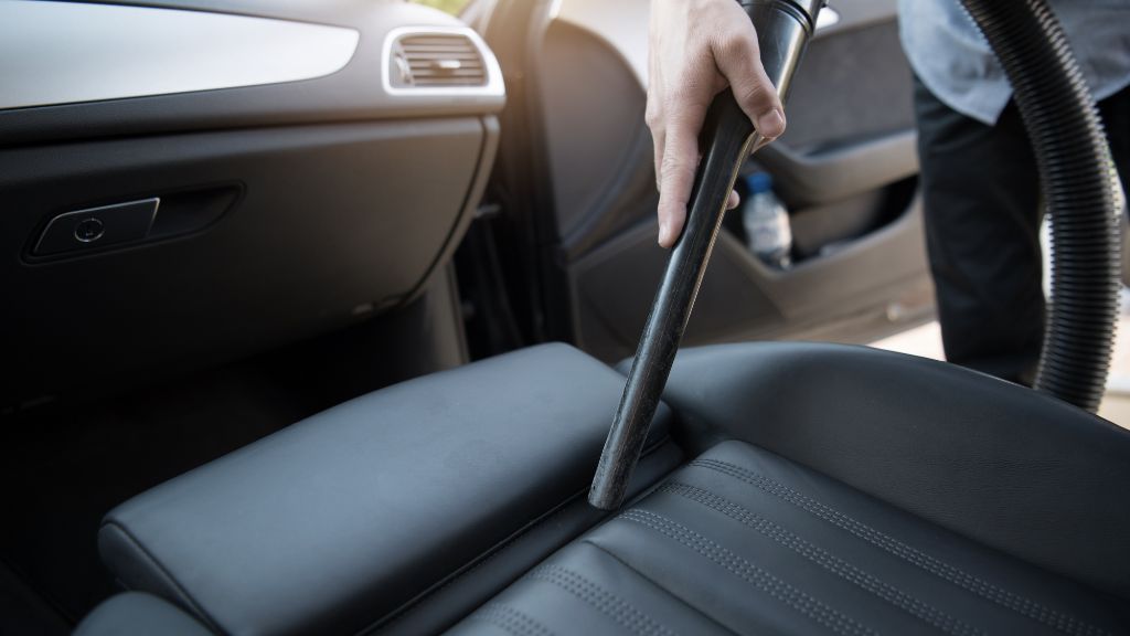 ガソリンスタンドの掃除機の使い方を解説│車内を綺麗にするコツや疑問点・注意点も紹介