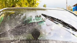 ガソリンスタンドでウォッシャー液は補充できる?「無料、いくら、自分でできるか」など疑問を解消