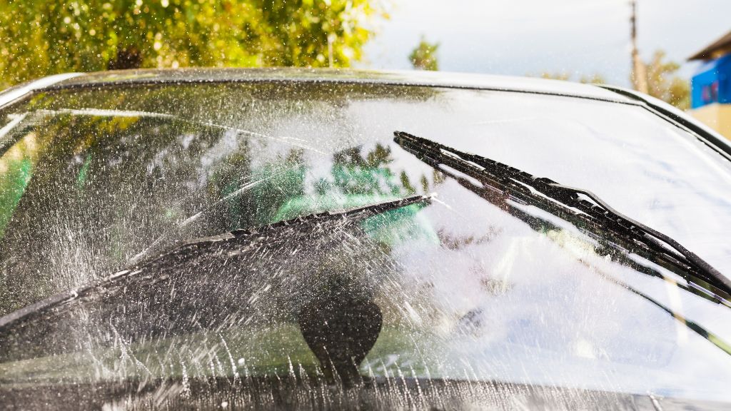 ガソリンスタンドでウォッシャー液は補充できる?「無料、いくら、自分でできるか」など疑問を解消