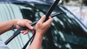 ガソリンスタンドでワイパー交換はできる？値段や時間など気になるポイント解説│自分で交換する方法も紹介