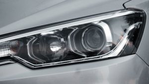 ガソリンスタンドでヘッドライト交換はできる？近くのスタンドの探し方、費用や注意点まで解説