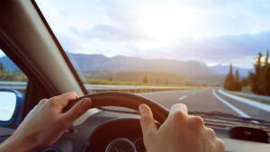 長距離運転前の点検はどこでする？ディーラー・ガソリンスタンドなど、選択肢の特徴と費用を解説
