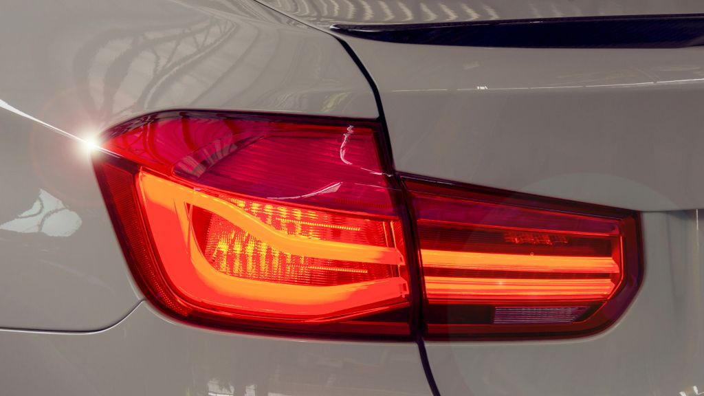 「ガソリンスタンドでブレーキランプの交換はできますか?」疑問に回答│費用、選び方、交換の理由まで徹底解説