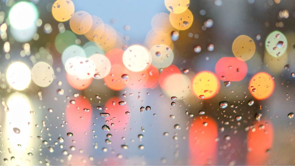 車のフロントガラスに現れる「油膜」とは？危険性は？