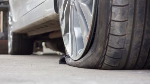 ガソリンスタンドでタイヤのパンク修理はできますか？料金、修理内容、その他の依頼先など気になる疑問にも回答