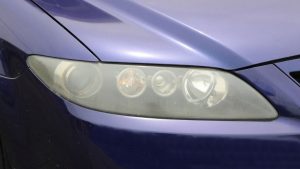 ヘッドライトの黄ばみ取り、おすすめの方法は？業者別料金の相場や特徴も解説