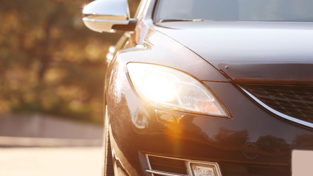 ヘッドライトが黄ばむ原因とは
